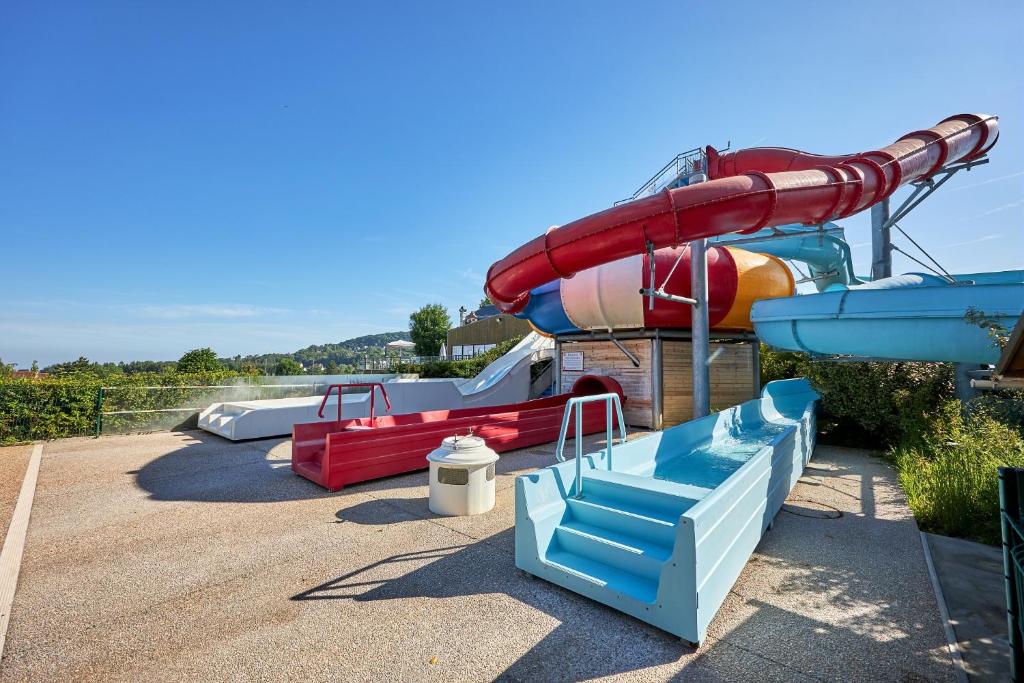 - un groupe de toboggans dans un parc aquatique dans l'établissement Camping La Vallée, à Houlgate 34 autres photos
