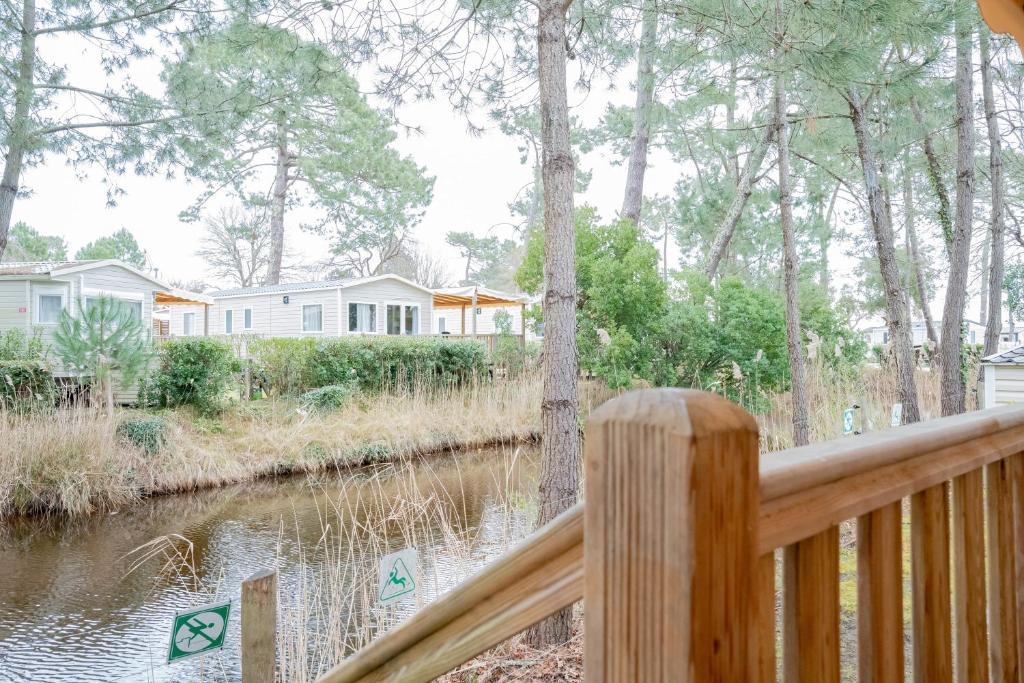 - une vue depuis la terrasse d'une maison avec une rivière dans l'établissement La Cabane du Bassin, à Lège-Cap-Ferret