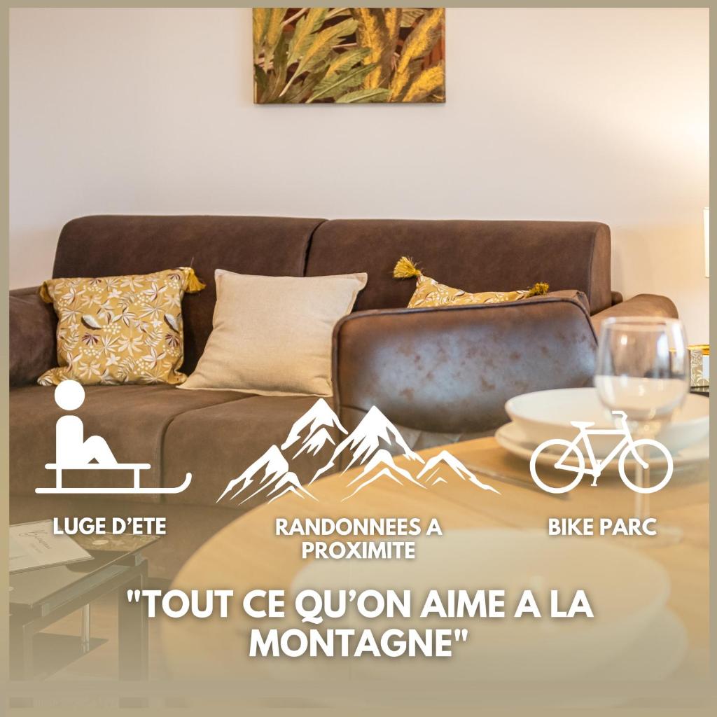 - un salon avec un canapé et une table avec un verre de vin dans l'établissement Le Belvédère du Lac Blanc, à Orbey