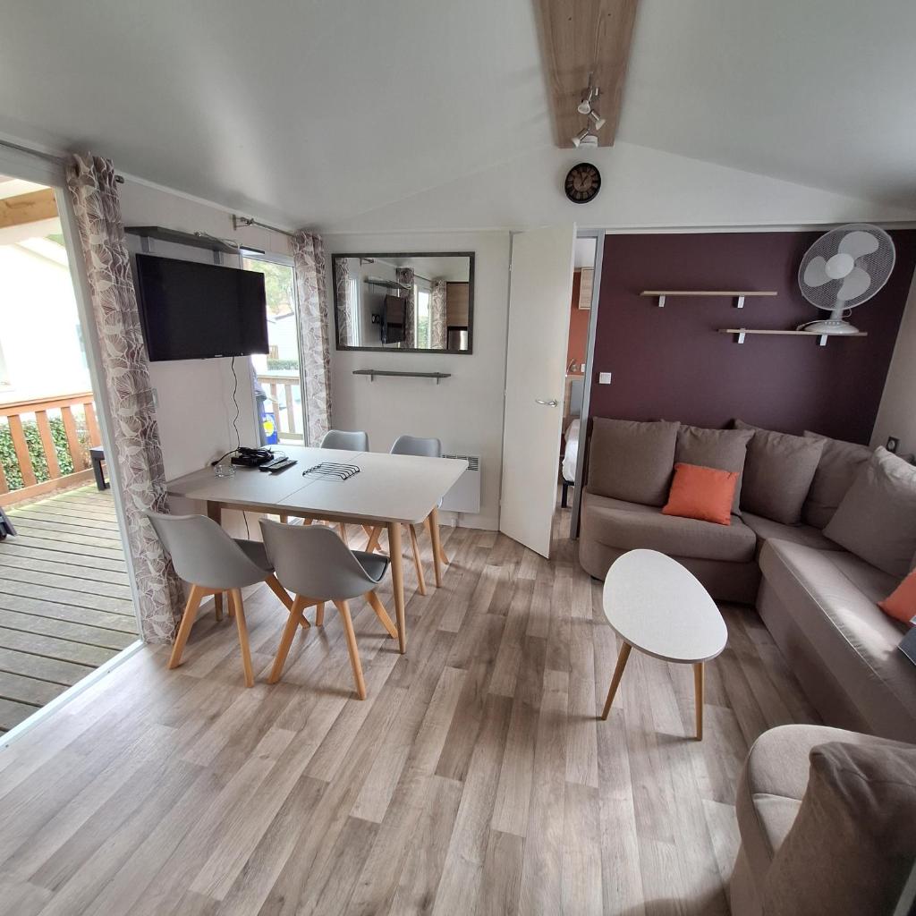 un salon avec une table et un canapé dans l'établissement mobil-home family 6-8 personnes Camping 4 étoiles bois dormant, à Saint-Jean-de-Monts 20 autres photos