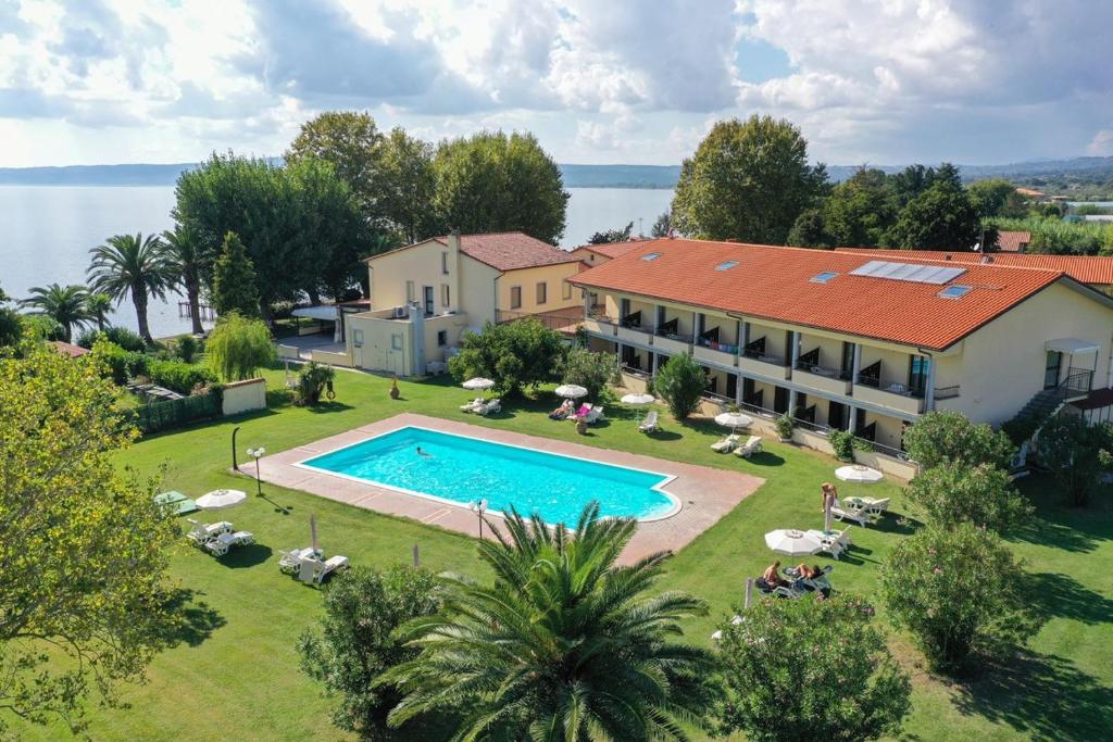 une vue aérienne d'une maison et d'une piscine dans l'établissement Hotel Eden Sul Lago, à Bolsena