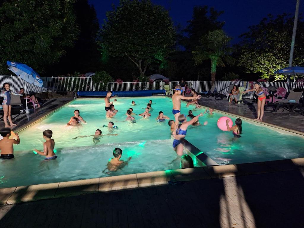 Photo de la galerie de l'établissement Camping LePigeonnier à Miers près du gouffre de Padirac, à Miers