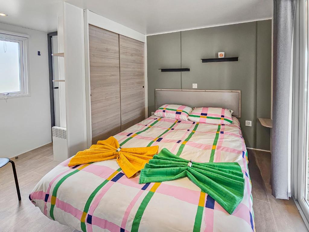 - une chambre dotée d'un lit avec des arcs dans l'établissement Le Nocia, à Litteau