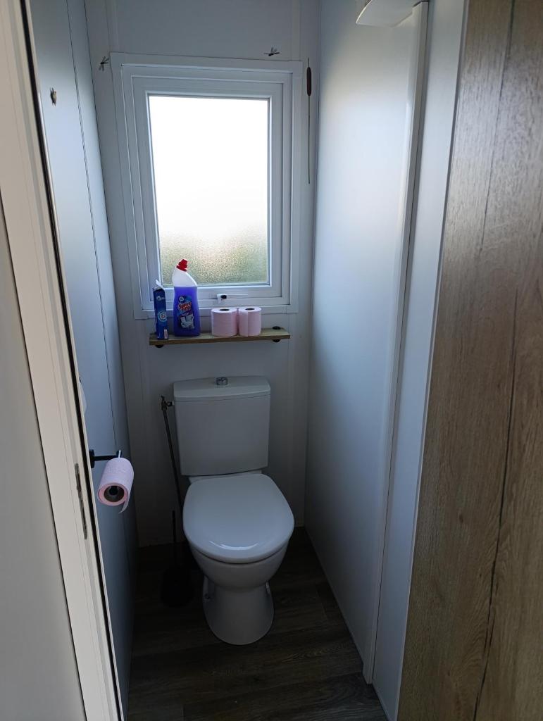 Elle comprend une petite salle de bains pourvue de toilettes et d'une fenêtre. dans l'établissement Camping Siblu Le Montourey, à Fréjus 6 autres photos