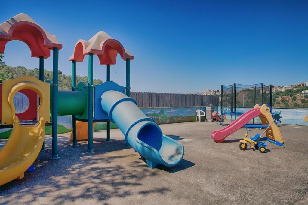 - une aire de jeux avec de nombreux équipements de jeux dans l'établissement Villamodica a family villa 20 min from the beach, à Modica