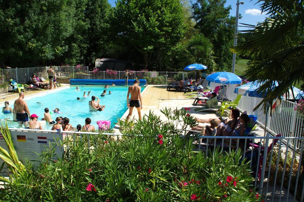 un groupe de personnes dans une piscine dans l'établissement Camping LePigeonnier à Miers près du gouffre de Padirac, à Miers