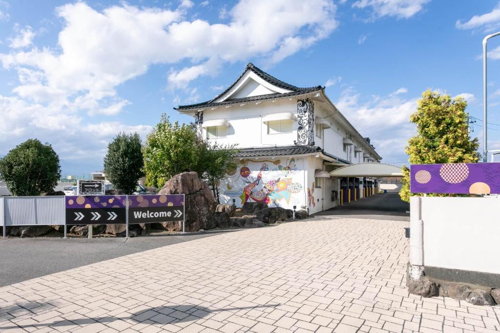un bâtiment au bord d'une rue dans l'établissement Hotel TEMARI Matsumoto, à Matsumoto