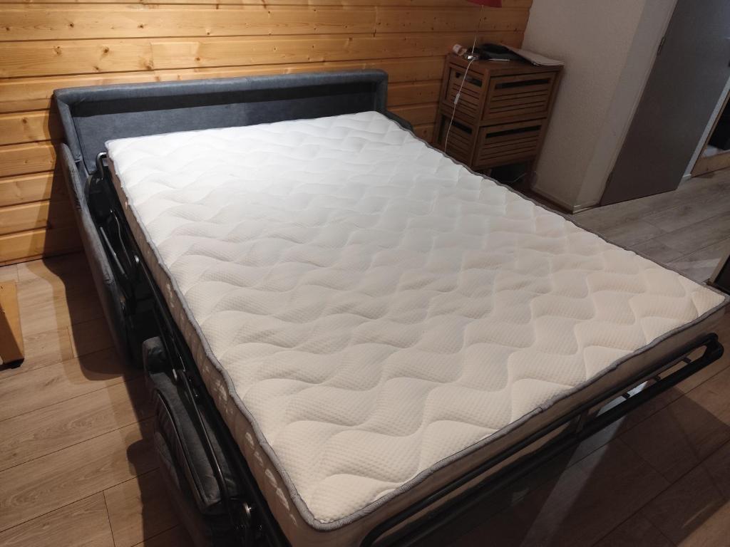 - un matelas sur un cadre de lit dans une chambre dans l'établissement résidence Plein Sud à côté Jandri express, front de neige, vue splendide, Label 2 Alpes, classé 2 étoiles Tourisme, à Les Deux Alpes