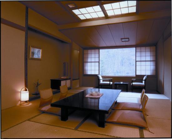 une pièce avec une table et des chaises et une salle à manger dans l'établissement Yoshikawaya, à Fukushima 24 autres photos