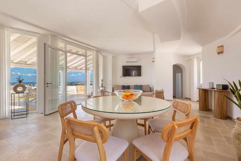 une salle à manger avec une table et des chaises dans l'établissement Villa Horus by Perle di Puglia, à Leuca