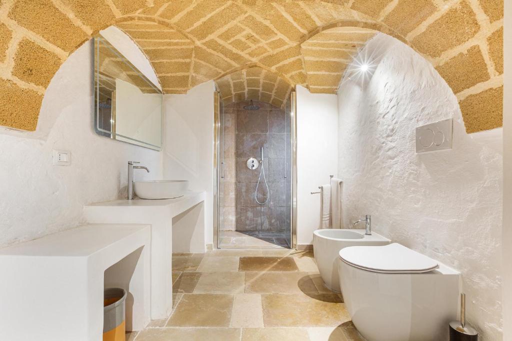 une salle de bain avec un lavabo, des toilettes et une douche dans l'établissement Villa Horus by Perle di Puglia, à Leuca