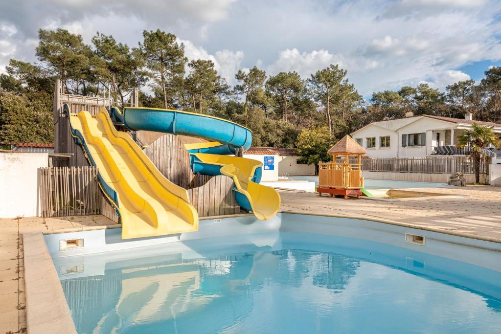 un toboggan aquatique dans une piscine dans l'établissement Mobil Home 150, à Longeville-sur-Mer
