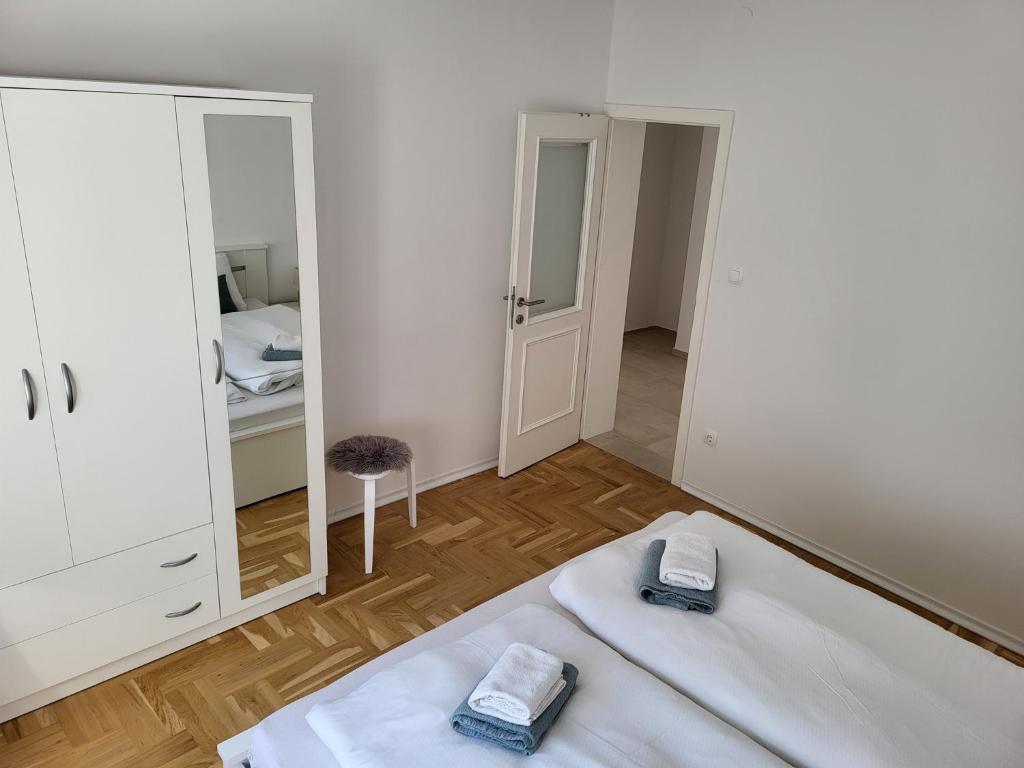 Check In Rebro 8