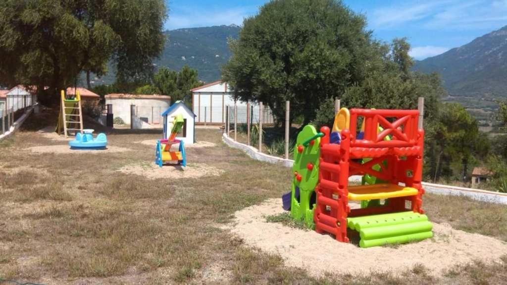 une aire de jeux avec différents types d'équipements de jeux dans l'établissement Camping 3 étoiles - Piscine - ccb0fdh, à Viggianello