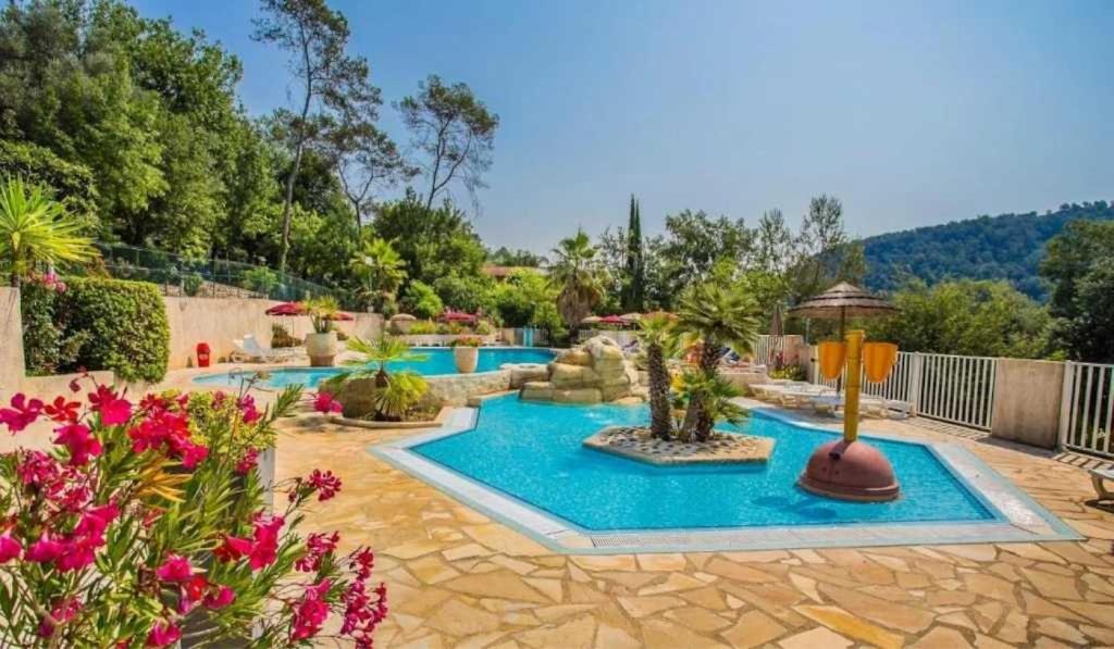 Photo de la galerie de l'établissement Camping 4 étoiles - Piscine - ccbadgb, à La Colle-sur-Loup