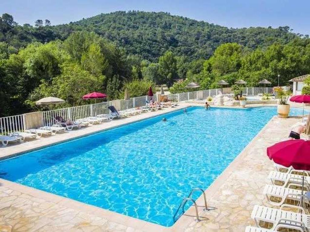 Photo de la galerie de l'établissement Camping 4 étoiles - Piscine - ccbadgb, à La Colle-sur-Loup