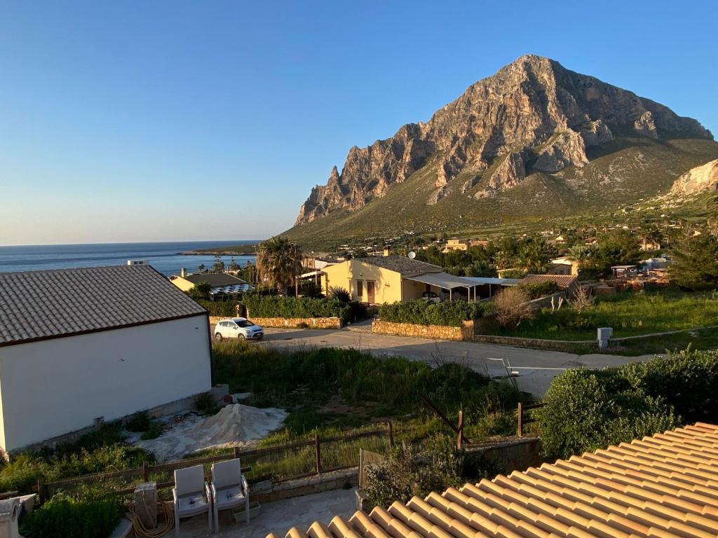 - une vue depuis le toit d'une maison avec une montagne dans l'établissement Le Case di Palma - Villa Maria, à Custonaci