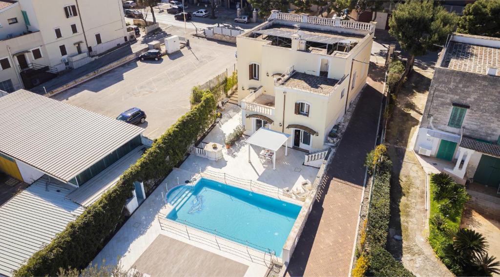 une vue aérienne d'une maison avec piscine dans l'établissement Villa Donna Franca by STHEY, à Monopoli