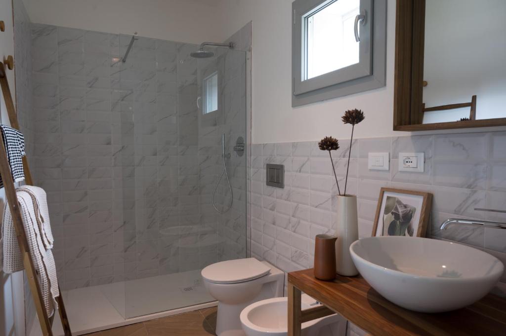 une salle de bain avec une douche, des toilettes et un lavabo dans l'établissement Villa La Leccina a Castellina Marittima, à Castellina Marittima 19 autres photos