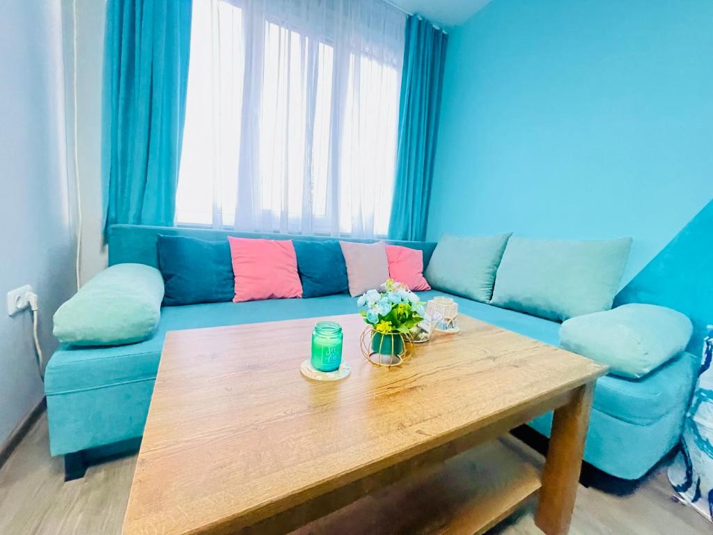 By The Sea - central with free parking 1