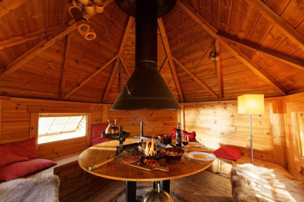 une chambre avec une table dans une cabane en bois dans l'établissement Camping 2 étoiles - Piscine - ccb0hef, à Fenouillet