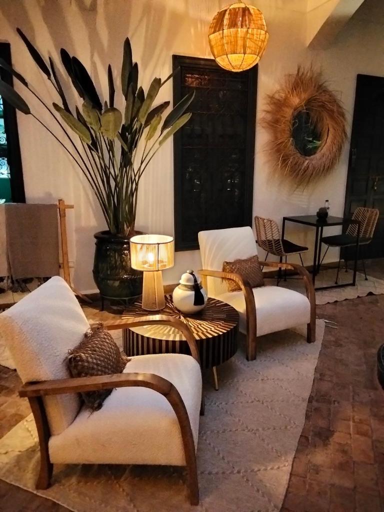 un salon avec des canapés, des chaises et une table dans l'établissement Riad Dar Marrakcha, à Marrakech