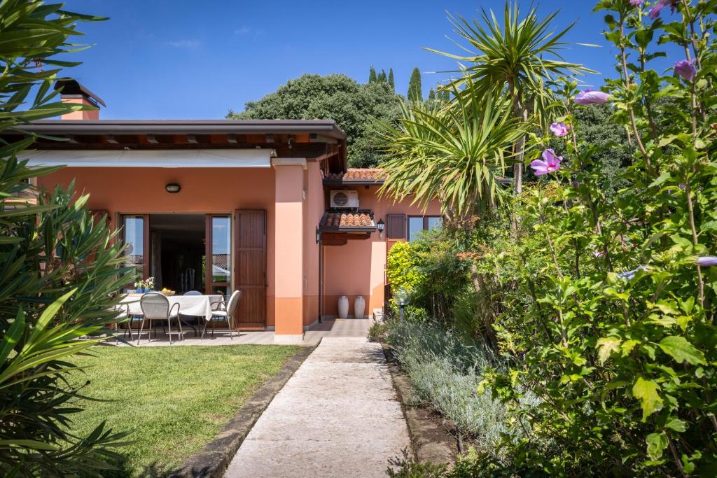 Cette maison dispose d'un jardin et d'une terrasse. dans l'établissement Villa with Private Pool and Garden, à Soiano del Lago