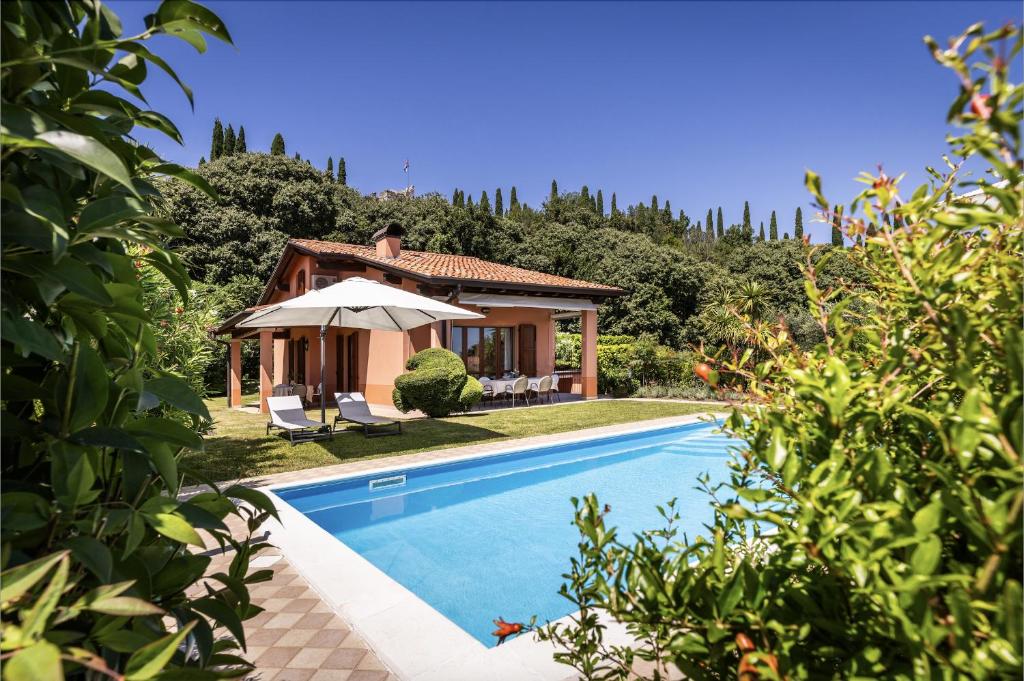 une villa avec piscine et une maison dans l'établissement Villa with Private Pool and Garden, à Soiano del Lago