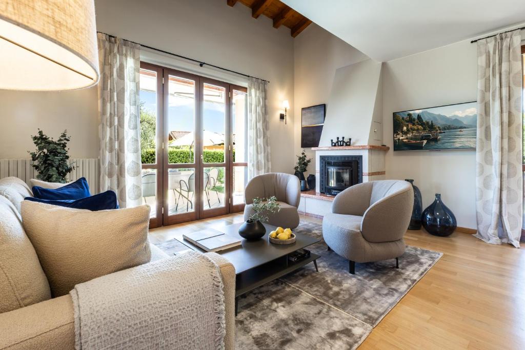 - un salon avec un canapé, des chaises et une cheminée dans l'établissement Villa with Private Pool and Garden, à Soiano del Lago
