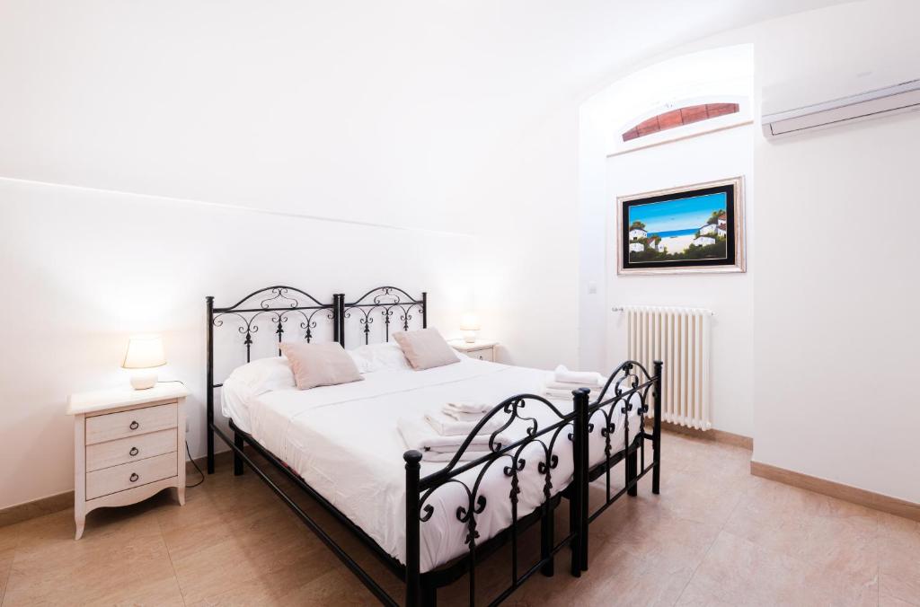 - une chambre avec un lit noir et des draps blancs dans l'établissement Villa Donna Franca by STHEY, à Monopoli 58 autres photos