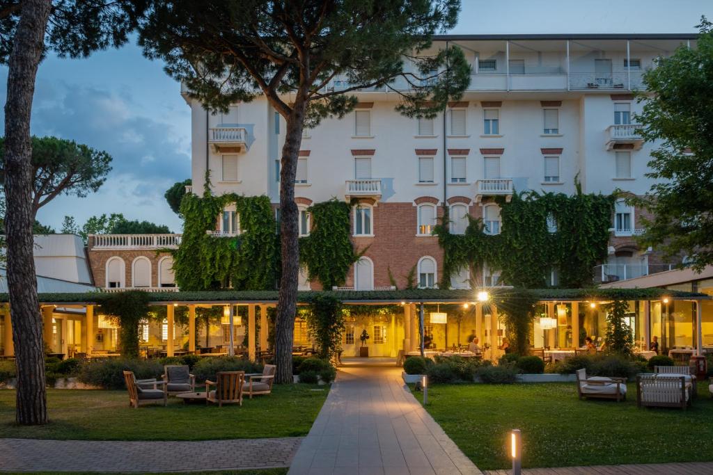 - une vue sur l'avant de l'hôtel dans l'établissement MarePineta Resort, à Milano Marittima