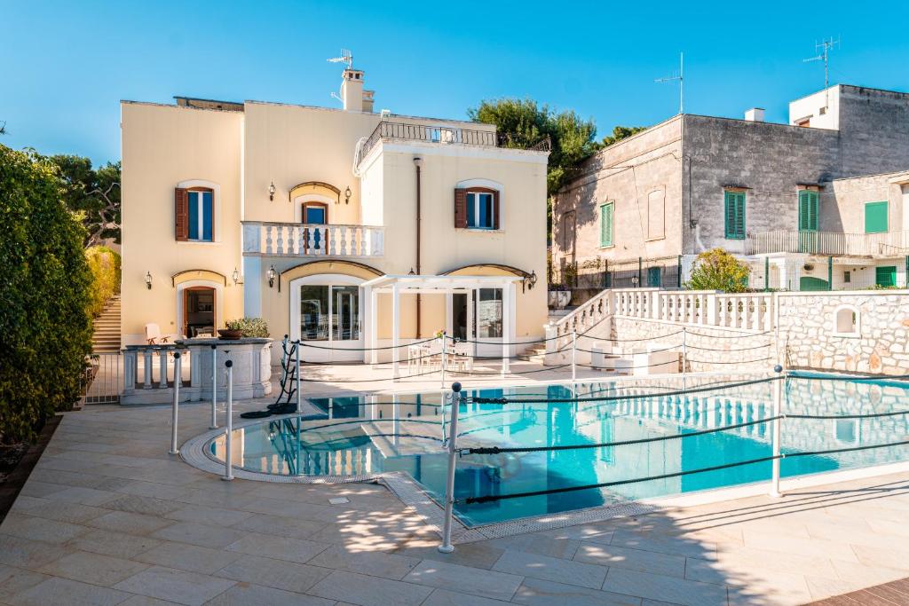 une villa avec piscine devant un immeuble dans l'établissement Villa Donna Franca by STHEY, à Monopoli