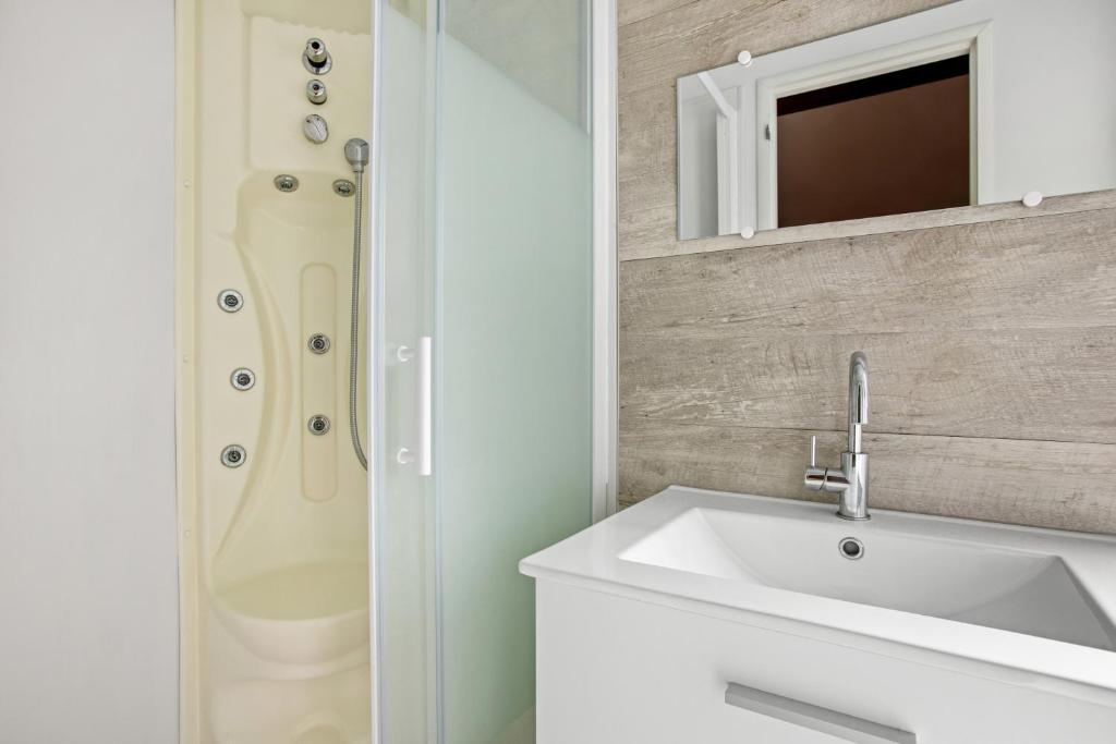 une salle de bain avec un lavabo et une douche dans l'établissement Mobilhome Puget-sur-argens, à Puget-sur Argens 19 autres photos