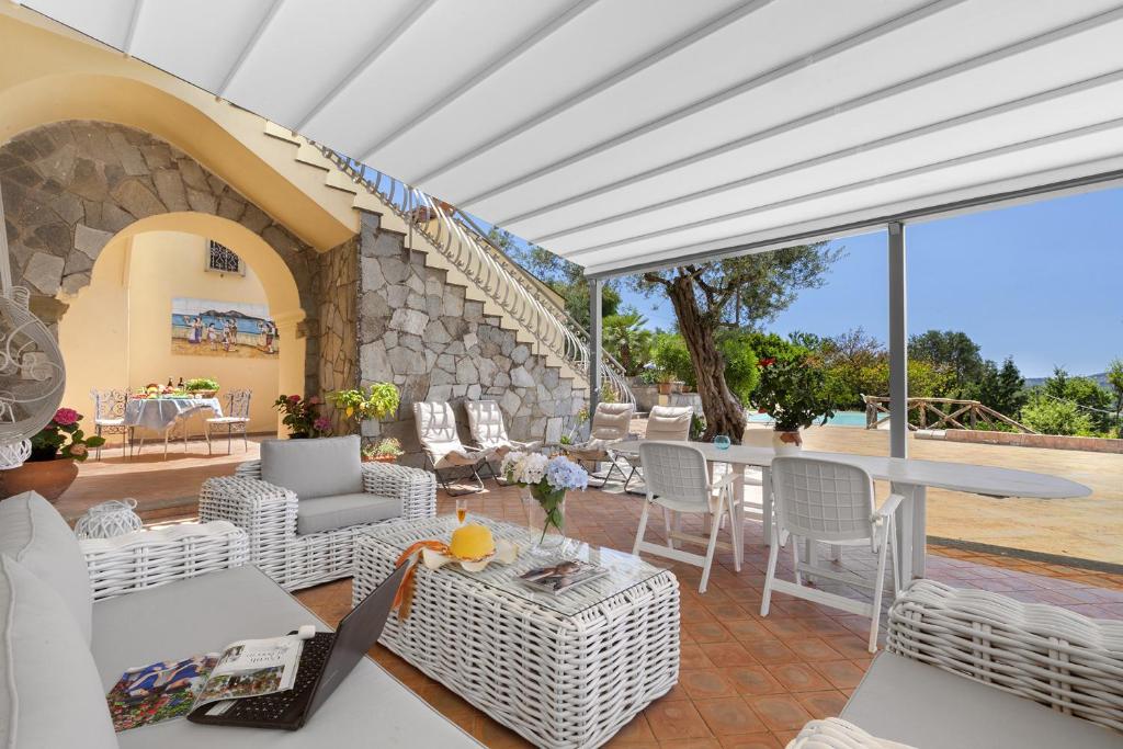 Photo de la galerie de l'établissement Villa Ferrara, à SantʼAgata sui Due Golfi 115 autres photos