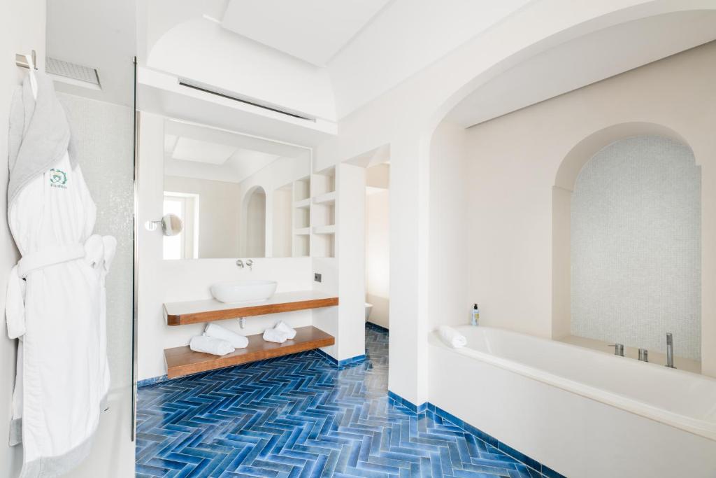 une salle de bain avec une baignoire, des toilettes et un lavabo dans l'établissement Relais Regina Giovanna, à Sorrente 277 autres photos