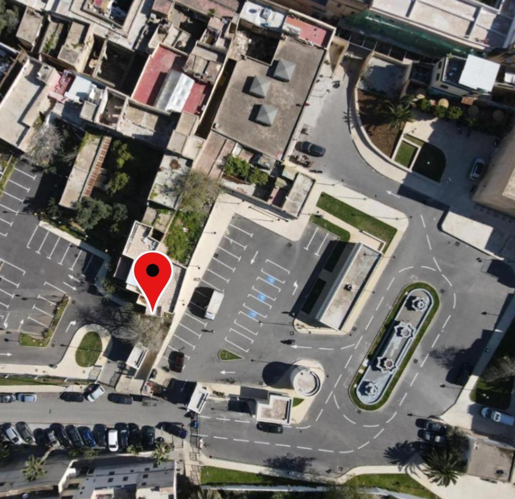 une vue de tête d'une ville avec un marqueur rouge dans l'établissement Dar derb el miter, à Fès