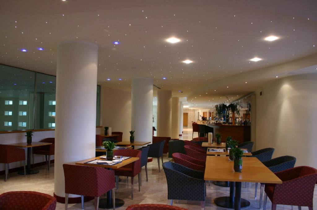 un restaurant avec des tables et des chaises et un bar dans l'établissement Nicotel Bisceglie, à Bisceglie
