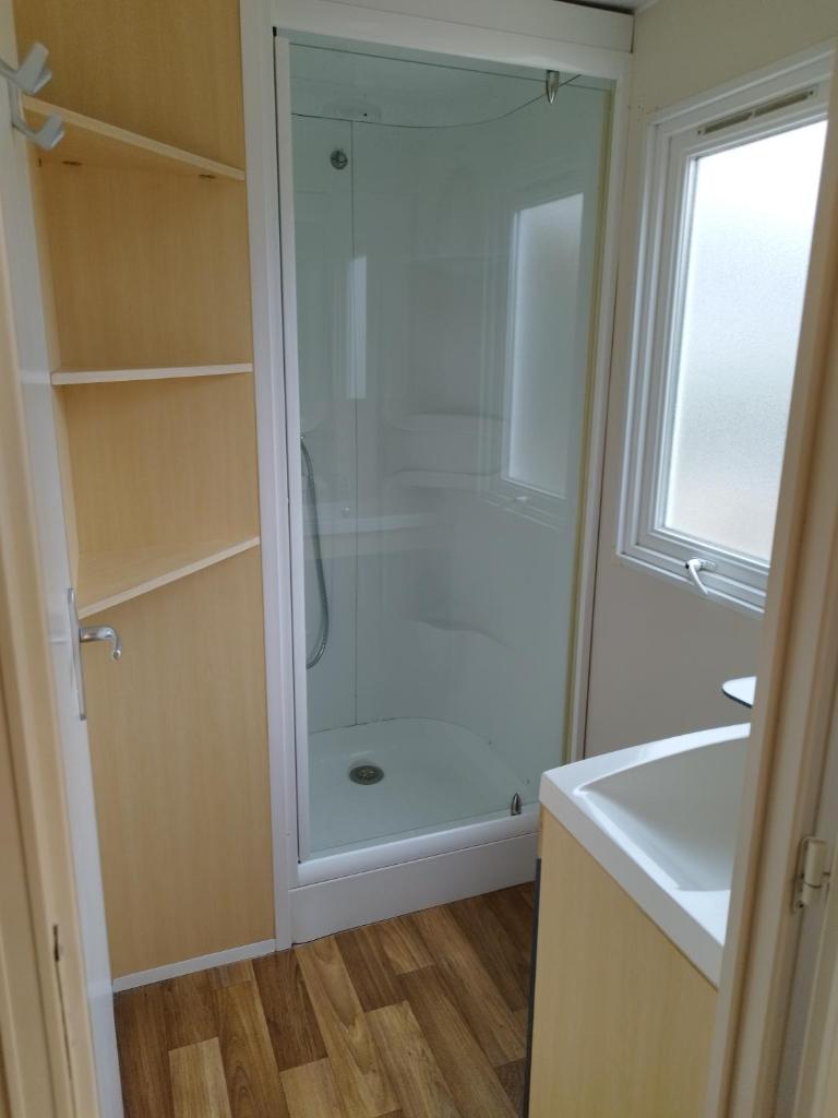 une salle de bain avec une douche avec une porte vitrée dans l'établissement Comme Chez Vous, à La Roque-dʼAnthéron