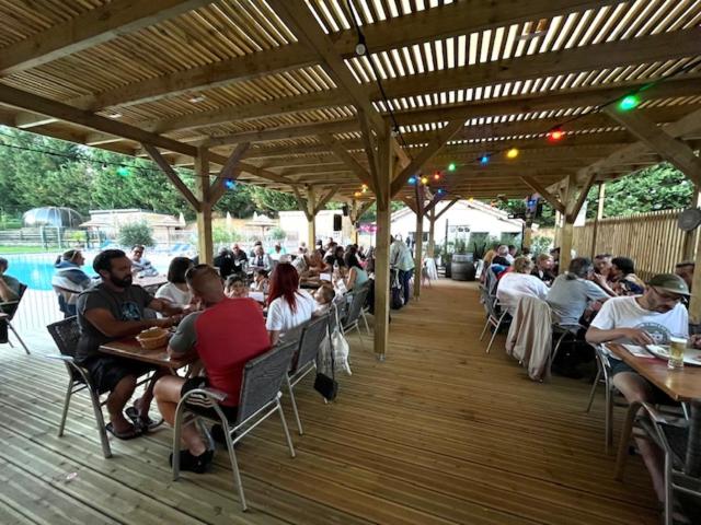 un groupe de personnes assises à des tables dans un restaurant dans l'établissement L'imprévu, à Vaulnaveys-le-Bas