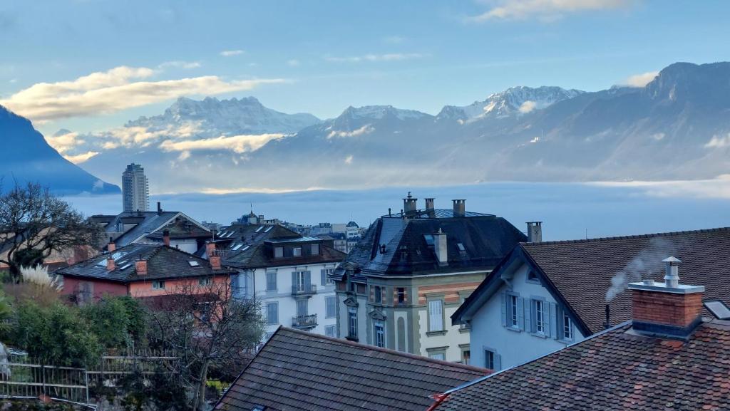 Inspiration room, lake, mountains, balcony in Montreux city center
