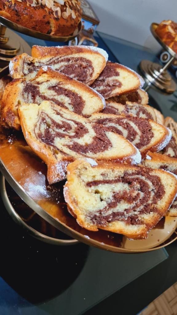 une pile de pain sur une table dans l'établissement HOTEL CUBA nuova gestione, à Rimini