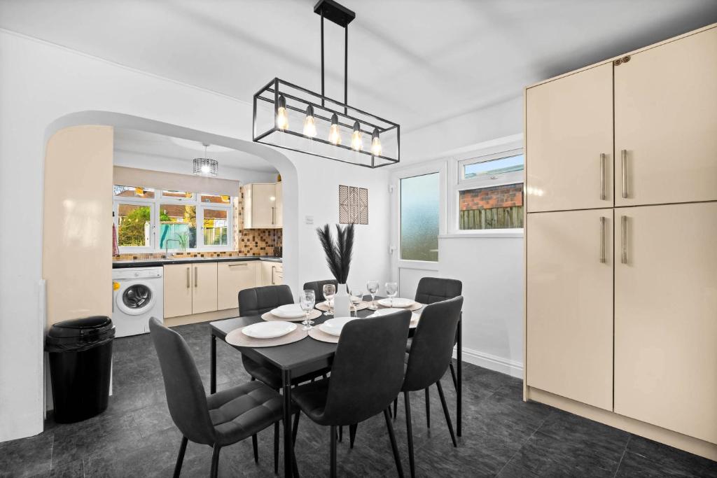 Stylish 3 Bedroom House - Garden - Pool Table - Parking 165M 3