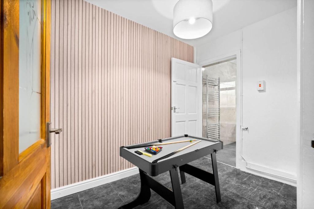 Stylish 3 Bedroom House - Garden - Pool Table - Parking 165M 6