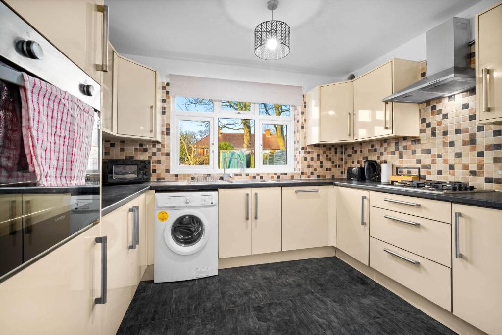 Stylish 3 Bedroom House - Garden - Pool Table - Parking 165M 7