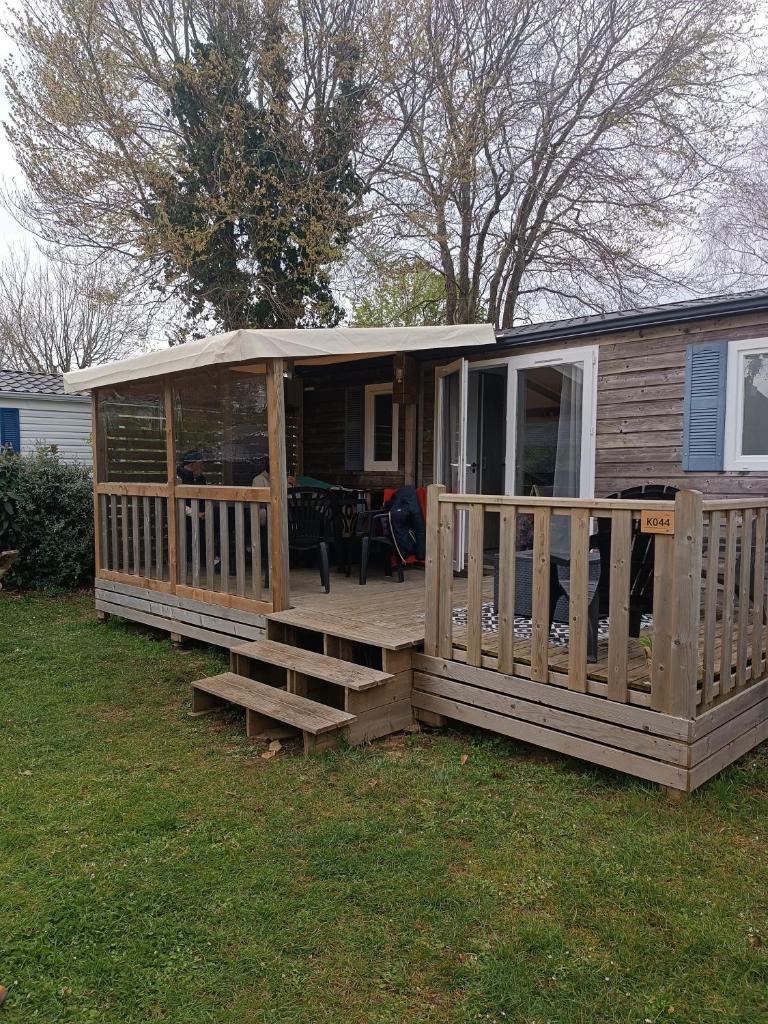 une maison avec une terrasse couverte et une terrasse dans l'établissement horizon bleu, à Trégunc