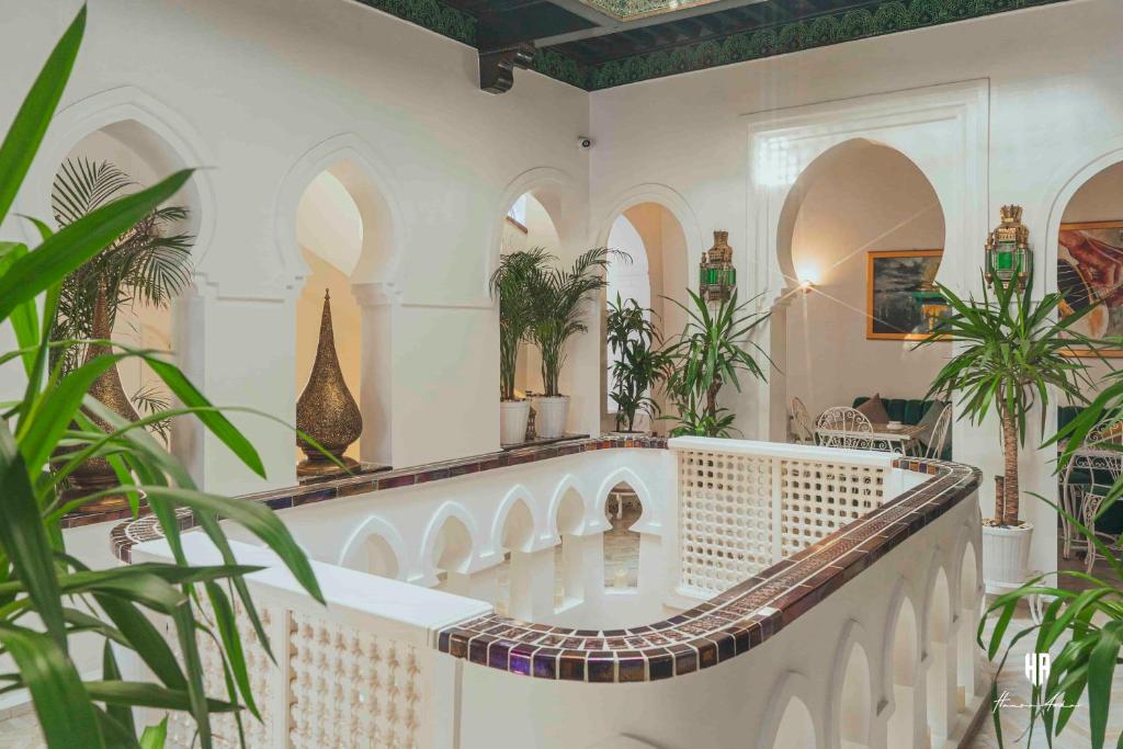 une chambre avec des plantes en pot et une baignoire dans un bâtiment dans l'établissement PALACIO AL ANDALUS, à Chefchaouen