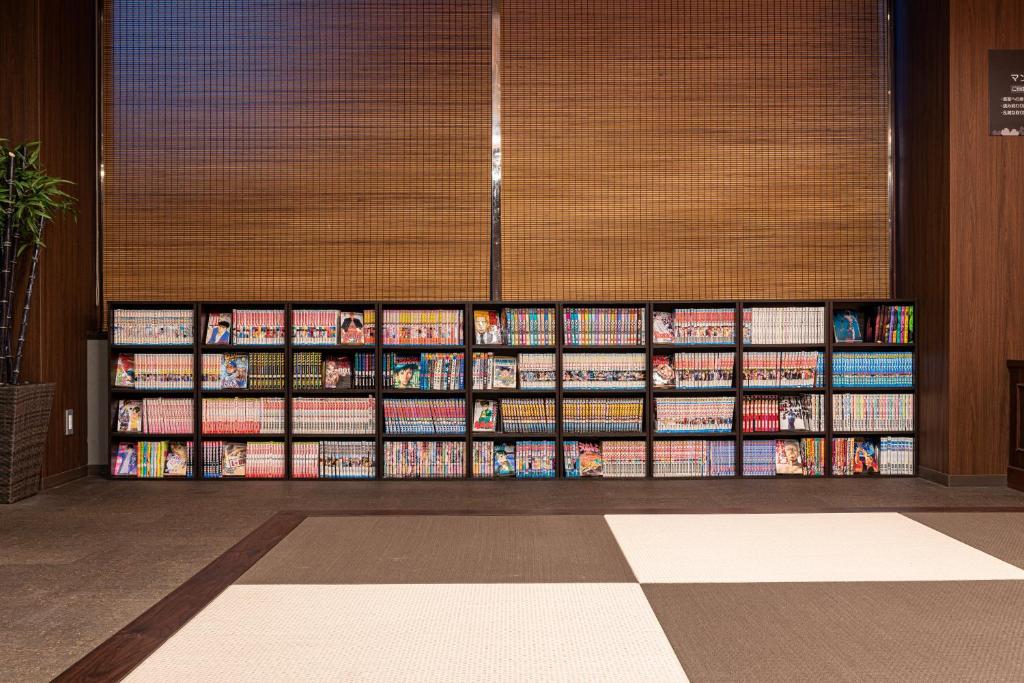 une bibliothèque remplie de nombreux livres dans l'établissement HOTEL Mai Sakura, à Nara