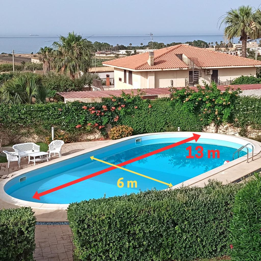 - une vue sur la piscine dans l'établissement Tedimo Mare, à Marina di Ragusa
