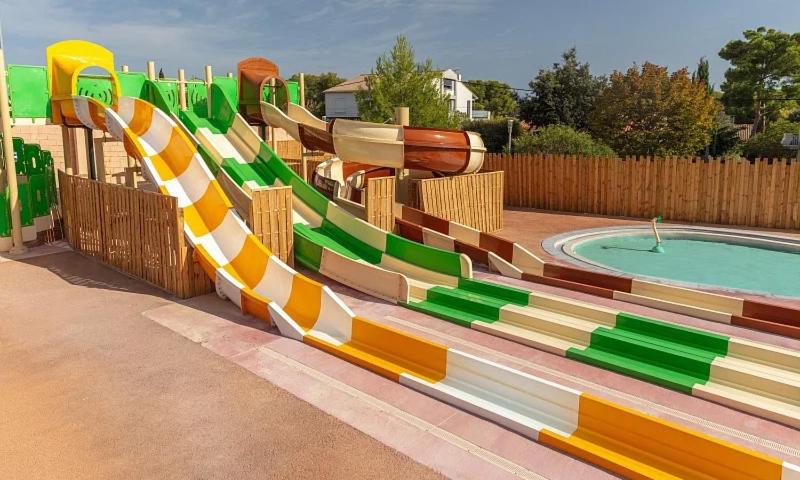 un parc aquatique avec un toboggan et une piscine dans l'établissement Mobil home tout confort côte bleue, à Carry-le-Rouet 32 autres photos