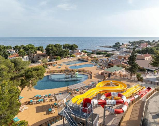 un parc aquatique avec un toboggan et des toboggans dans l'établissement Mobil home tout confort côte bleue, à Carry-le-Rouet